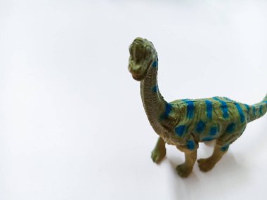 Apatosaurus dinozor oyuncak figürü. Beyaz arka planda izole edilmiş plastik dinozor oyuncağı. Apatosaurus, otçul bir Sauropod dinozor cinsidir.