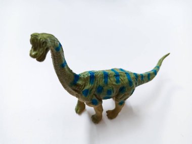 Apatosaurus dinozor oyuncak figürü. Beyaz arka planda izole edilmiş plastik dinozor oyuncağı. Apatosaurus, otçul bir Sauropod dinozor cinsidir.
