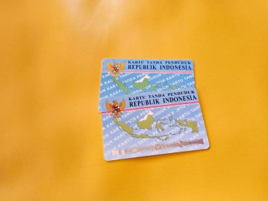 Endonezya kimlik kartının foto illüstrasyonunu kapat. KTP. Sarı geçmişi olan iki Endonezya vatandaşı kimlik kartı. Kimlikle ilgili konular için mükemmel.