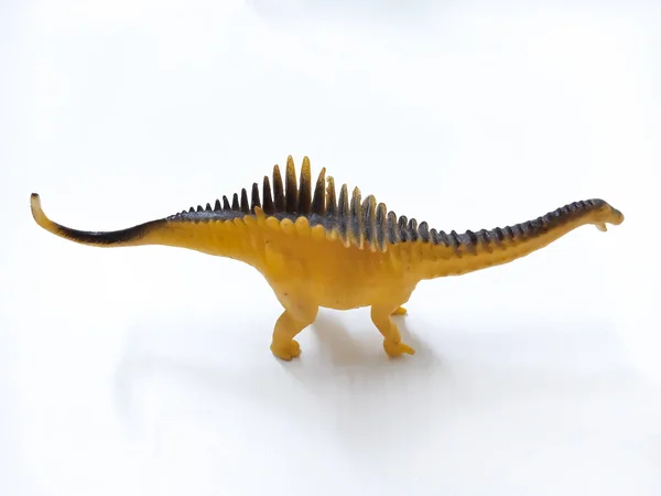 Brachiosaurus dinozor oyuncak figürü. Beyaz arka planda izole edilmiş plastik dinozor oyuncağı. Brachiosaurus, Kuzey Amerika 'da yaşayan bir Sauropod dinozor cinsidir.
