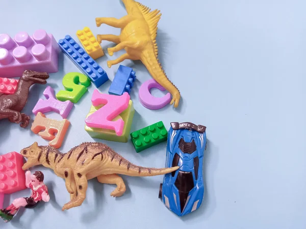 Παιδικά Παιχνίδια Φόντο Πολύχρωμα Μπλοκ Παιχνίδια Αλφάβητο Και Δεινόσαυροι Πλαίσιο — Φωτογραφία Αρχείου