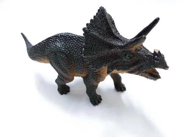 Triceratops dinozor oyuncak figürü. Beyaz arka planda izole edilmiş plastik dinozor oyuncağı. Triceratops, otçul chasmosaurine ceratopsid dinozor cinsidir.