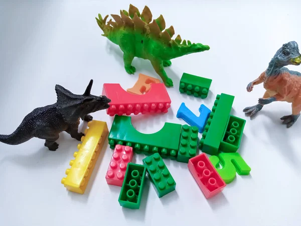 Renkli Oyuncakları Kapatın Tuğlaları Beyaz Arka plan 'da izole edildi. Tasarımcının çok renkli plastik yapı taşları