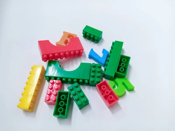 Close Красочные Образовательные Игрушки Кирпичи Блоки Изолированы Белом Фоне Многоцветные — стоковое фото