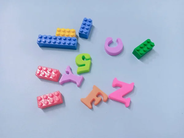Παιδικά Παιχνίδια Φόντο Πολύχρωμα Μπλοκ Και Παιχνίδια Αλφάβητο Στο Γαλάζιο — Φωτογραφία Αρχείου