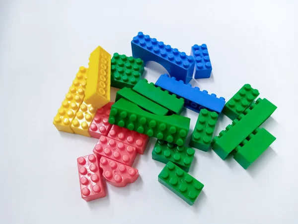 Close Colorido Brinquedos Educativos Tijolos Blocos Isolados Fundo Branco Blocos — Fotografia de Stock