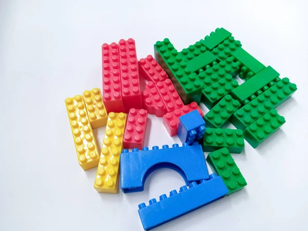 Close Kolorowe Zabawki Edukacyjne Cegły Bloki Izolowane Białym Tle Kolorowe — Zdjęcie stockowe