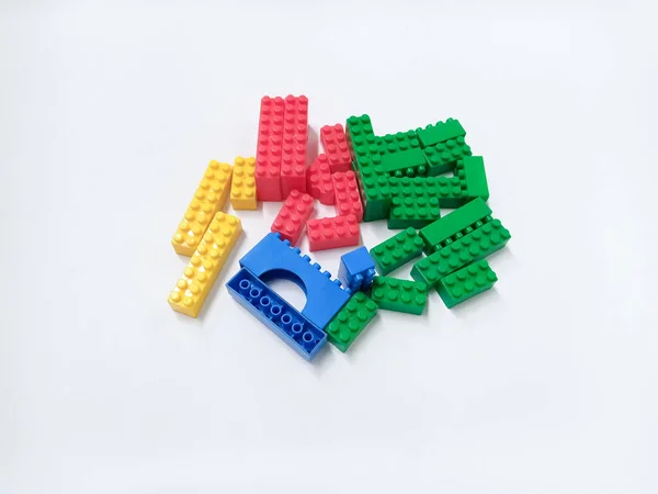 白い背景に隔離されたカラフルな教育玩具レンガブロックを閉じます デザイナーの多色プラスチック製の建物ブロック — ストック写真