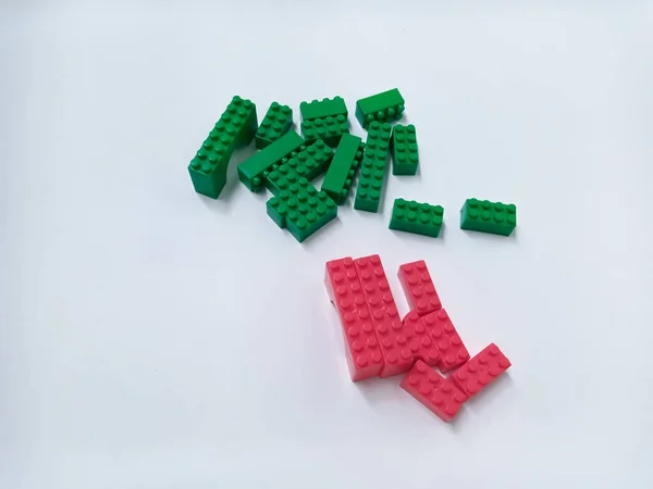 Fechar Brinquedos Educativos Verdes Vermelhos Blocos Tijolos Isolados Fundo Branco — Fotografia de Stock
