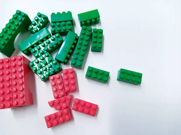 Close Zielone Czerwone Zabawki Edukacyjne Cegły Bloki Izolowane Białym Tle — Zdjęcie stockowe