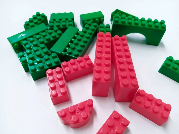 Fechar Brinquedos Educativos Verdes Vermelhos Blocos Tijolos Isolados Fundo Branco — Fotografia de Stock