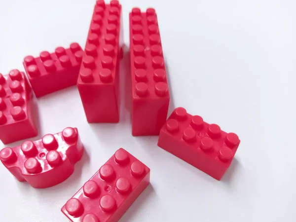 Крупный План Красные Образовательные Игрушки Кирпичи Блоки Изолированы Белом Фоне — стоковое фото