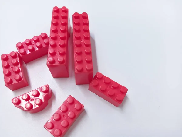 Крупный План Красные Образовательные Игрушки Кирпичи Блоки Изолированы Белом Фоне — стоковое фото
