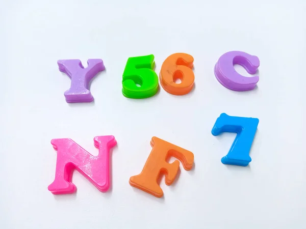 Детские Игрушки Фон Пластиковые Магнитные Буквы Изолированы Белом Вид Сверху — стоковое фото