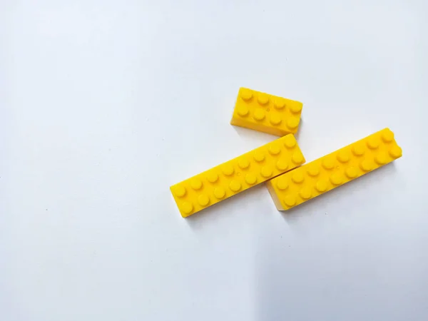 Fechar Brinquedos Educativos Amarelos Blocos Tijolos Isolados Fundo Branco — Fotografia de Stock