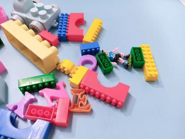 Kid Toys Hintergrund Bunte Blöcke Und Alphabet Spielzeug Auf Himmelblauem — Stockfoto