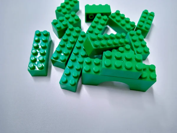 Крупним Планом Зелені Освітні Іграшки Блоки Цегли Ізольовані Білому Тлі — стокове фото