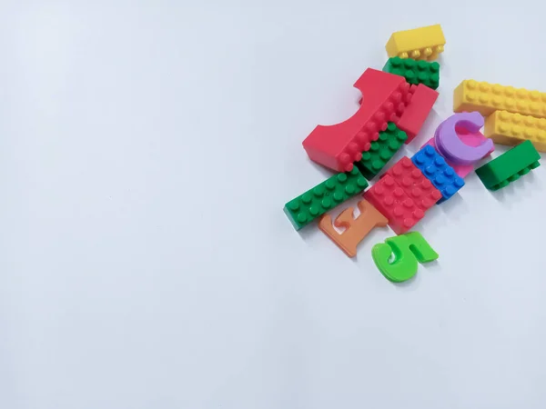 Giocattoli Bambini Sfondo Blocchi Colorati Giocattoli Alfabeto Sfondo Blu Cielo — Foto Stock