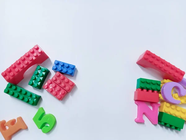 Dzieciak Tle Kolorowe Bloki Zabawki Alfabetu Tle Błękitnego Nieba — Zdjęcie stockowe