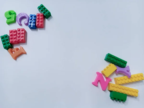 小孩玩具的背景 天空蓝色背景上的彩色方块和字母玩具 — 图库照片