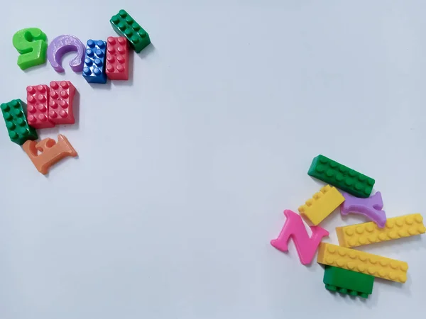 小孩玩具的背景 天空蓝色背景上的彩色方块和字母玩具 — 图库照片
