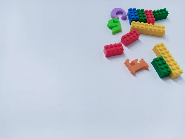 Criança Brinquedos Fundo Blocos Coloridos Brinquedos Alfabeto Céu Fundo Azul — Fotografia de Stock