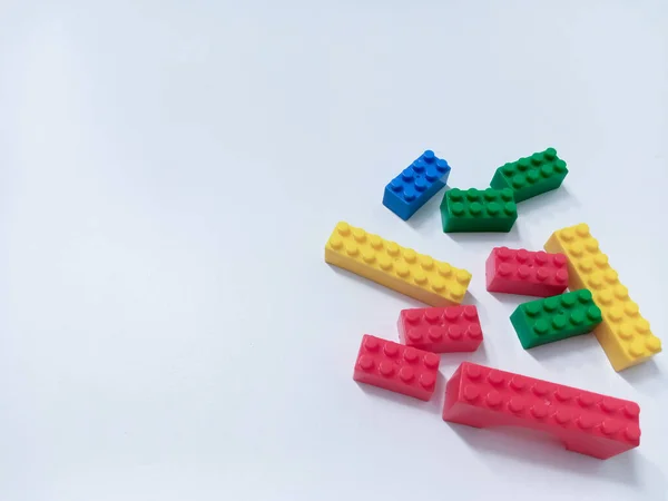 Dzieciak Tle Kolorowe Bloki Zabawki Alfabetu Tle Błękitnego Nieba — Zdjęcie stockowe