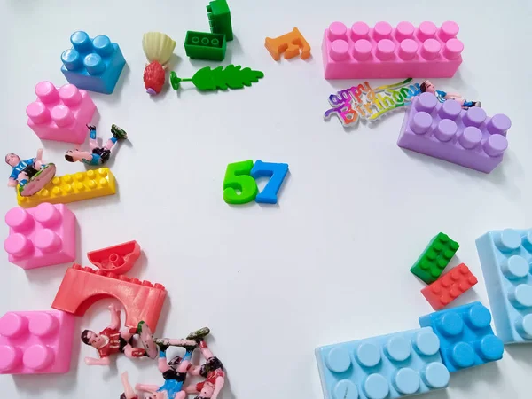 儿童彩色塑料块砖 色彩斑斓的儿童玩具架在白色的背景上 — 图库照片