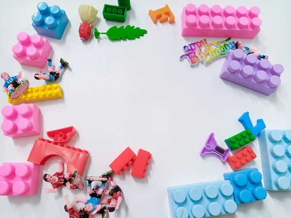 Παιδικά Χρωματιστά Πλαστικά Τούβλα Πολύχρωμα Παιδικά Παιχνίδια Πλαίσιο Λευκό Φόντο — Φωτογραφία Αρχείου