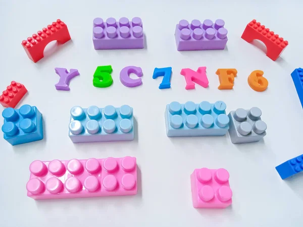 Çocuk Oyuncakları Geçmişi Renkli Bloklar Alfabe Oyuncakları Dinazorların Oyuncakları Beyaz — Stok fotoğraf