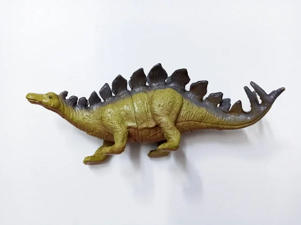 Stegosaurus dinozor oyuncak figürü. Beyaz arka planda izole edilmiş plastik dinozor oyuncağı. Stegosaurus, otçul, dört ayaklı, zırhlı bir dinozor cinsidir.