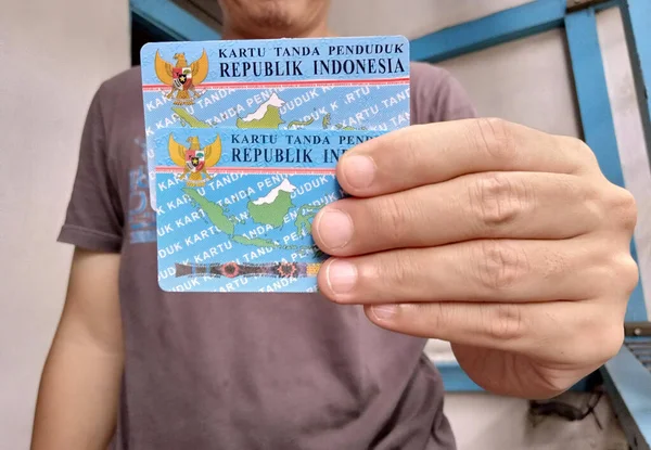 Bir Kişi Iki Endonezya Kimlik Kartını Gösterir Tutar Ktp — Stok fotoğraf