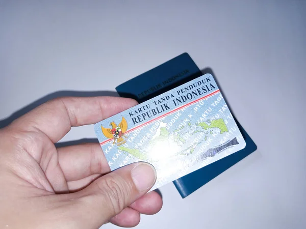 Mão Homem Segurando Cartão Identidade Cidadão Indonésio Com Fundo Branco — Fotografia de Stock
