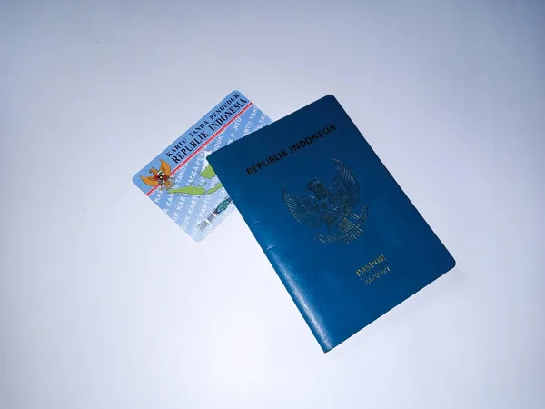 Δημοκρατία Της Ινδονησίας Πράσινο Διαβατήριο Και Ινδονησία Δελτίο Ταυτότητας Στο — Φωτογραφία Αρχείου
