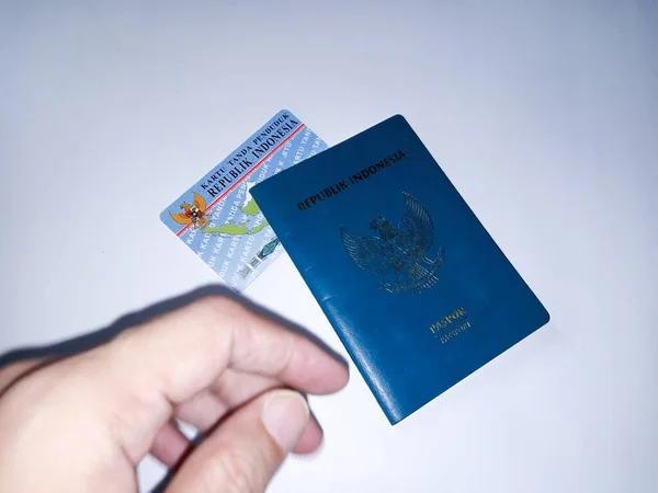 Mão Homem Segurando Cartão Identidade Cidadão Indonésio Com Fundo Branco — Fotografia de Stock