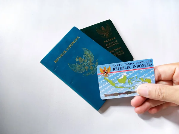 Два Зеленых Паспорта Республики Индонезия Удостоверение Личности Индонезии Руках Человека — стоковое фото
