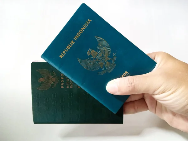 Hand Holding Ινδονησία Διαβατήριο Δύο Υπάλληλος Της Δημοκρατίας Ινδονησία Πράσινη — Φωτογραφία Αρχείου