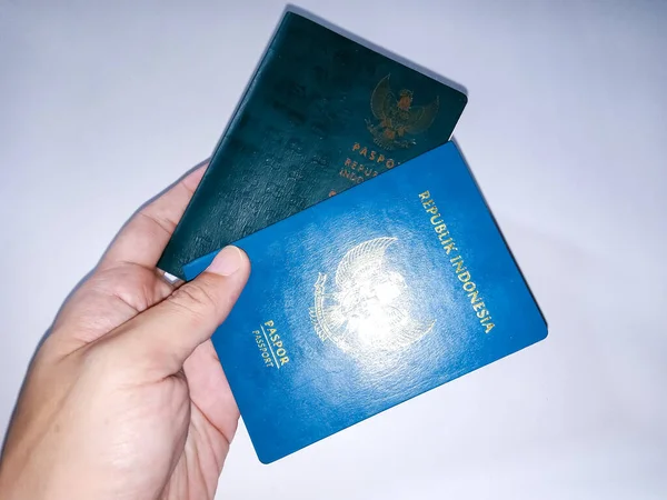 Паспорт Гражданина Индонезии Два Чиновника Республики Индонезия Зеленый Паспорт Карты — стоковое фото