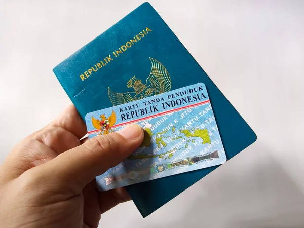 República Indonésia Passaporte Verde Cartão Identidade Indonésia Mão Humana Sobre — Fotografia de Stock