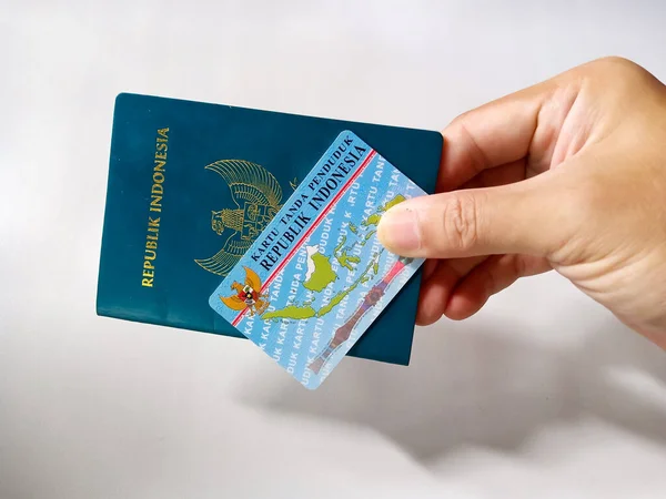 インドネシア共和国緑のパスポートとインドネシア白地に人間の手札 — ストック写真