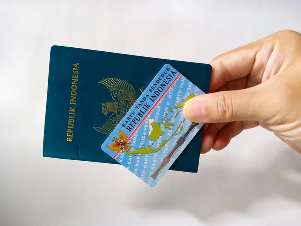 Δημοκρατία Της Ινδονησίας Πράσινο Διαβατήριο Και Ινδονησία Δελτίο Ταυτότητας Στο — Φωτογραφία Αρχείου