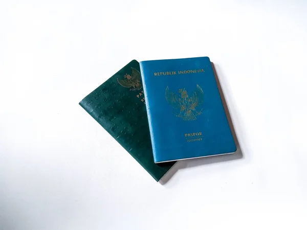Два Чиновника Республики Индонезия Зеленый Паспорт Карты Человеческой Руке Белом — стоковое фото