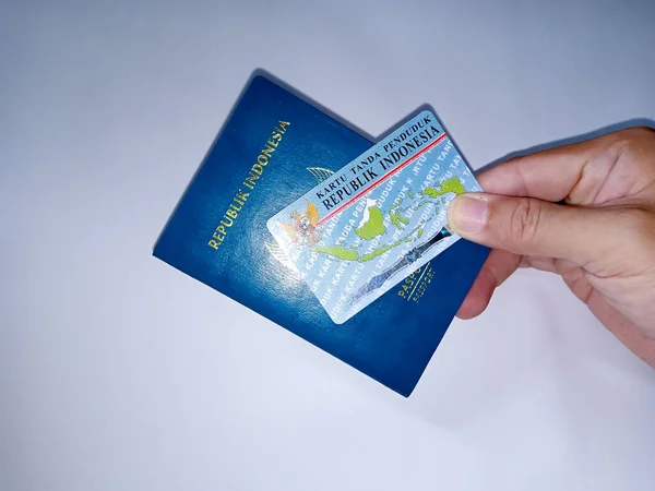 República Indonésia Passaporte Verde Cartão Identidade Indonésia Mão Humana Sobre — Fotografia de Stock