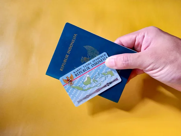 Homem Mão Segurando Indonésio Cidadão Bilhete Identidade Ans Passaporte Com — Fotografia de Stock