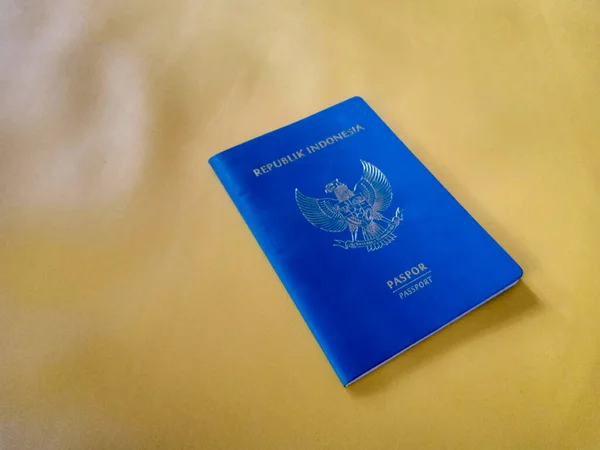 인도네시아의 인도네시아의 여권노란 배경에 분리되어 — 스톡 사진