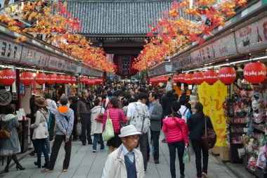 Pontianak 2015 Kasım 20, Japonya 'nın Senso-ji Tapınağı' ndaki Nakamise-Dori alışveriş caddesini ziyaret ediyorlar. Senso-ji, Asakusa, Tokyo, Japonya 'da bulunan eski bir Budist tapınağıdır..
