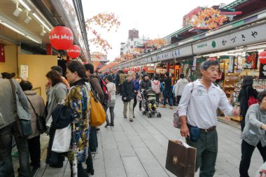 Pontianak 2015 Kasım 20, Japonya 'nın Senso-ji Tapınağı' ndaki Nakamise-Dori alışveriş caddesini ziyaret ediyorlar. Senso-ji, Asakusa, Tokyo, Japonya 'da bulunan eski bir Budist tapınağıdır..