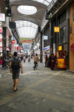 Pontianak 2015 20 Kasım, Shin Nakamise Alışveriş Sokağı 'ndaki erkek turist Tokyo' nun en önemli Budist tapınaklarından biri olan Sensoji Tapınağı yakınlarında yer almaktadır..