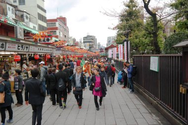 Pontianak 2015 20 Kasım, Turistler Sensoji Tapınağı 'nda Nakamise Dori' ye yürüyorlar. Nakamise Dori 'nin Kaminarimon Kapısı' ndan Senso-ji 'deki Hozomon Kapısı' na kadar birçok mağazası var..