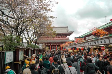 Pontianak 2015 20 Kasım, Turistler Sensoji Tapınağı 'nda Nakamise Dori' ye yürüyorlar. Nakamise Dori 'nin Kaminarimon Kapısı' ndan Senso-ji 'deki Hozomon Kapısı' na kadar birçok mağazası var..